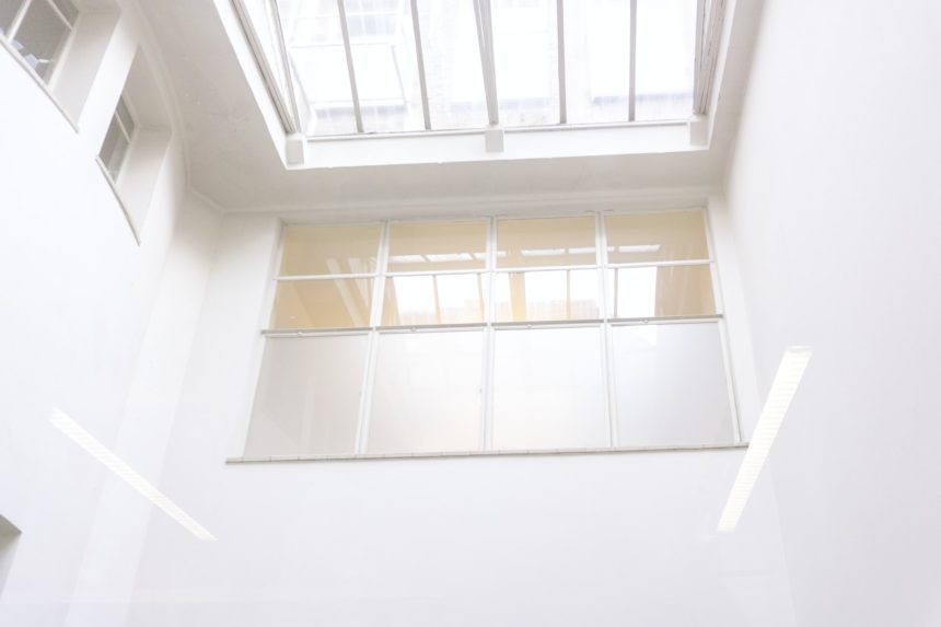 Jak zamontować roletę na okno dachowe Jak zamontować roletę na okno dachowe