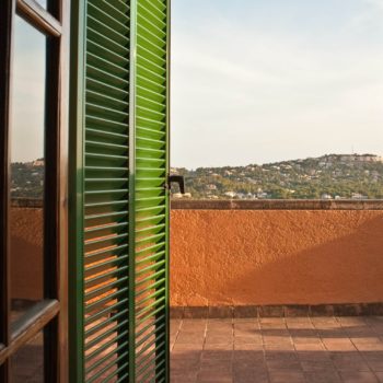 Jak działa moskitiera drzwiowa na zawiasach Jak działa moskitiera drzwiowa na zawiasach