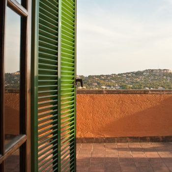 Roleta rzymska na szelkach – czy sprawdzi się na oknie balkonowym? Roleta rzymska na szelkach – czy sprawdzi się na oknie balkonowym?