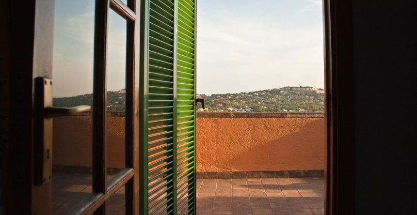 Roleta rzymska na szelkach – czy sprawdzi się na oknie balkonowym? Roleta rzymska na szelkach – czy sprawdzi się na oknie balkonowym?